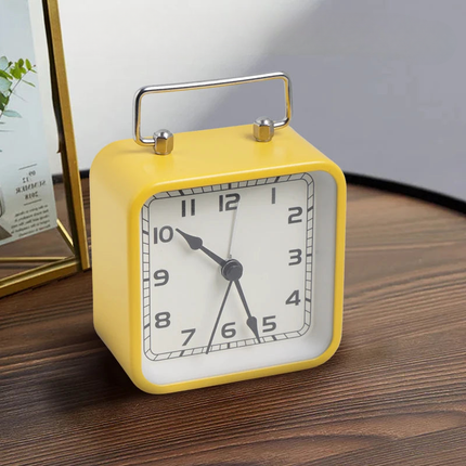 Mały kwadratowy budzik podróżny na baterie