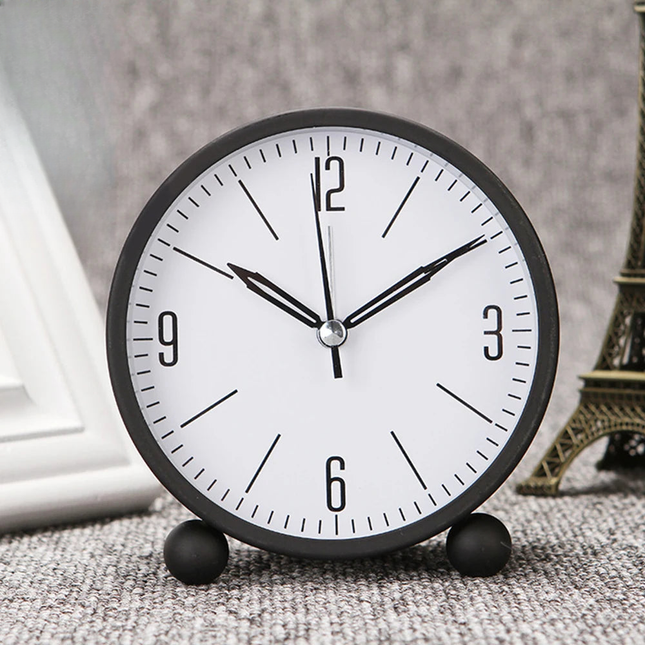 Klasyczny okrągły budzik analogowy