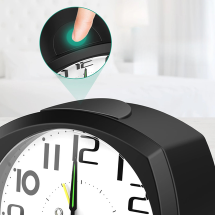 Prosty klasyczny budzik analogowy na baterie