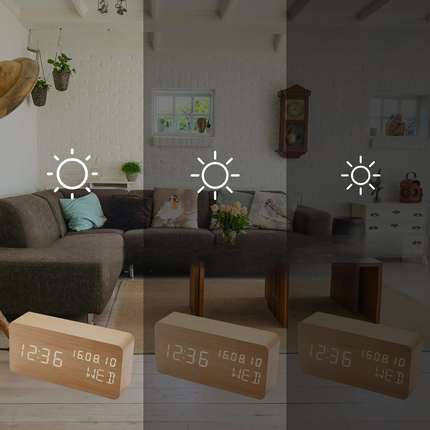 Nowoczesny budzik cyfrowy w drewnianej obudowie