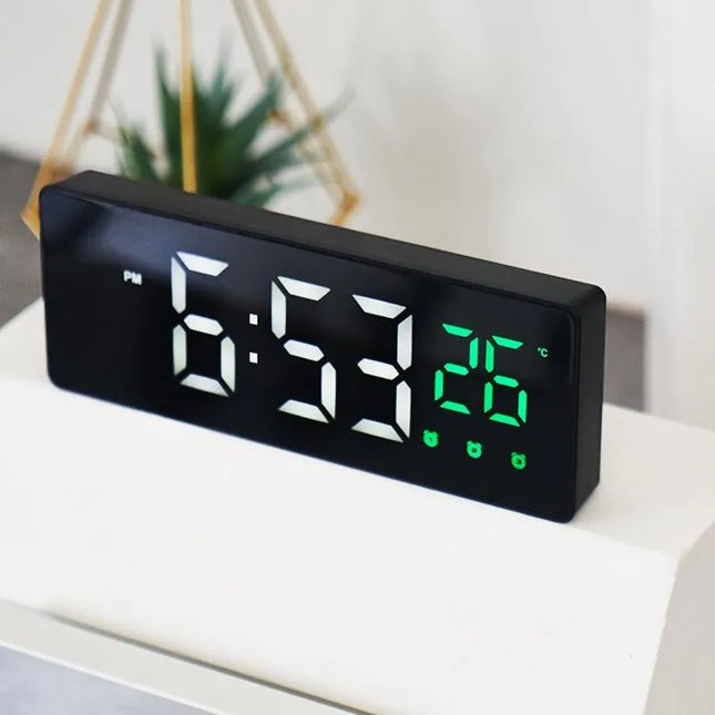 Prostokątny budzik cyfrowy zasilany przez USB