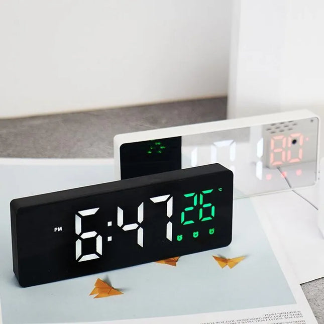 Prostokątny budzik cyfrowy zasilany przez USB