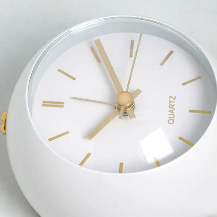 Stylowy budzik retro na stojaku