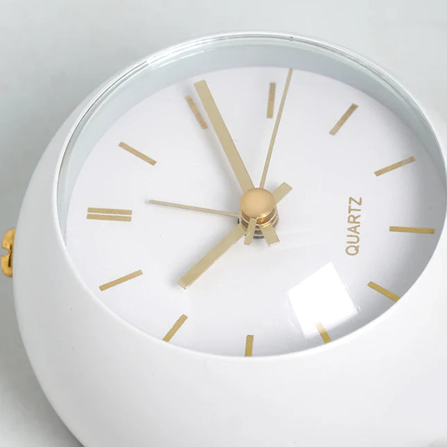 Stylowy budzik retro na stojaku