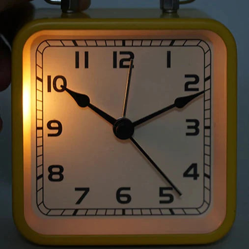 Mały kwadratowy budzik podróżny na baterie