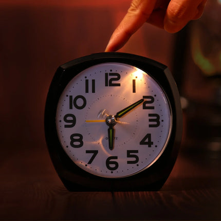 Prosty klasyczny budzik analogowy na baterie