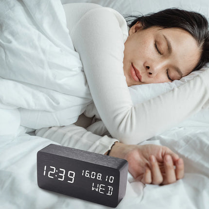 Nowoczesny budzik cyfrowy w drewnianej obudowie