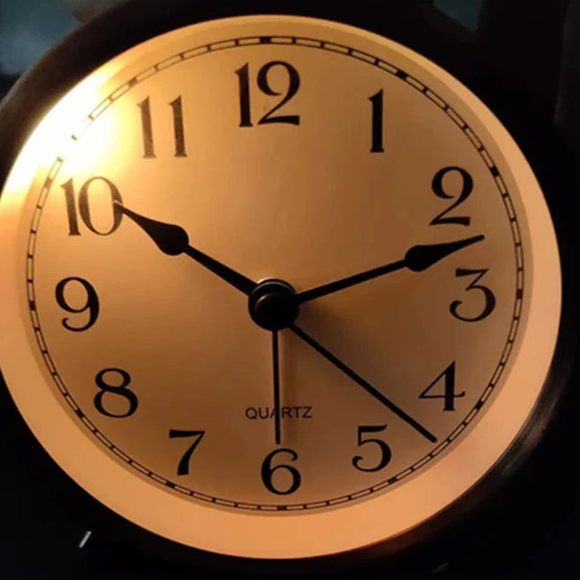 Mały cichy budzik analogowy ze wskazówkami