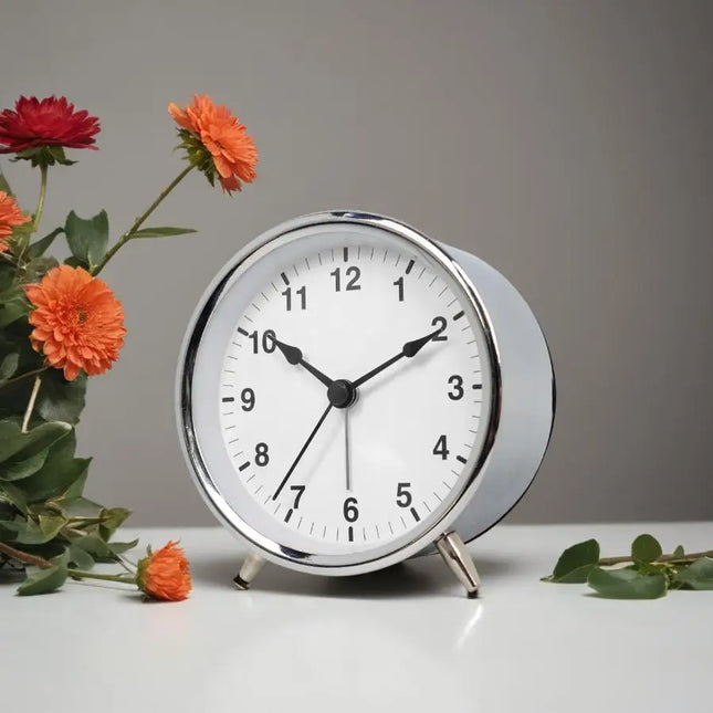 Mały cichy budzik analogowy ze wskazówkami