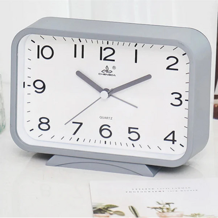 Prostokątny klasyczny budzik analogowy