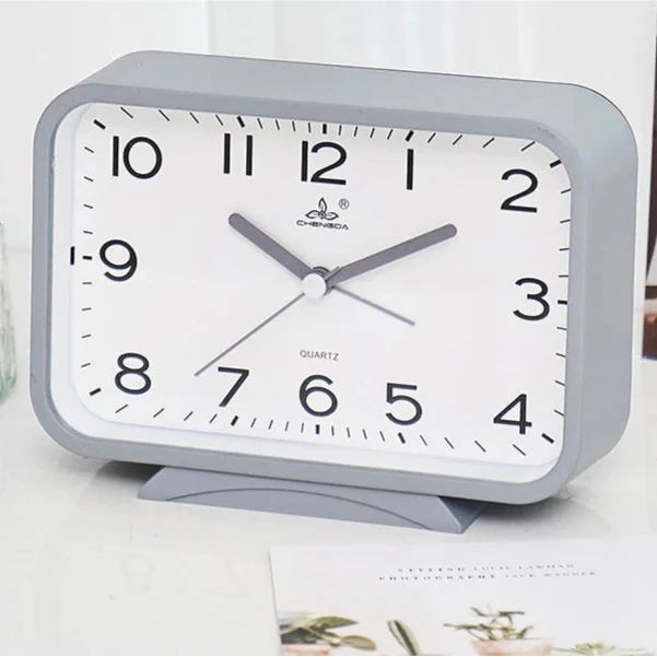 Prostokątny klasyczny budzik analogowy