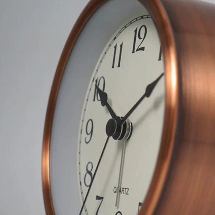 Mały cichy budzik analogowy ze wskazówkami