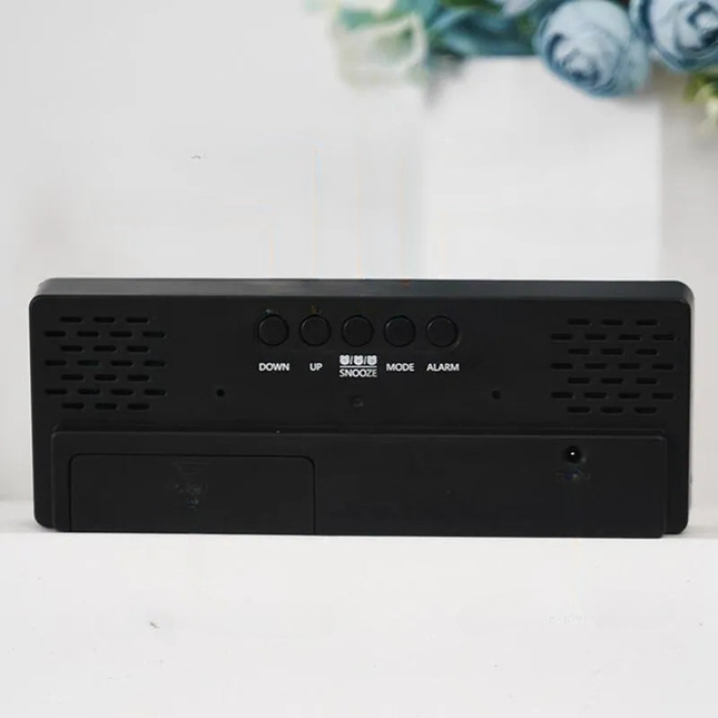 Prostokątny budzik cyfrowy zasilany przez USB