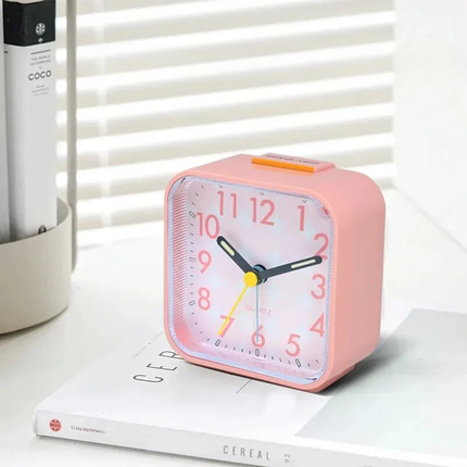 Różowy kwadratowy budzik dla dziewczynki
