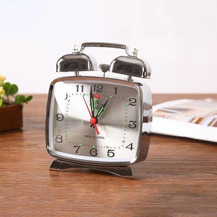 Kwadratowy mechaniczny budzik w stylu retro