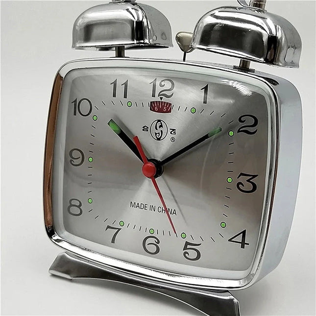 Kwadratowy mechaniczny budzik w stylu retro