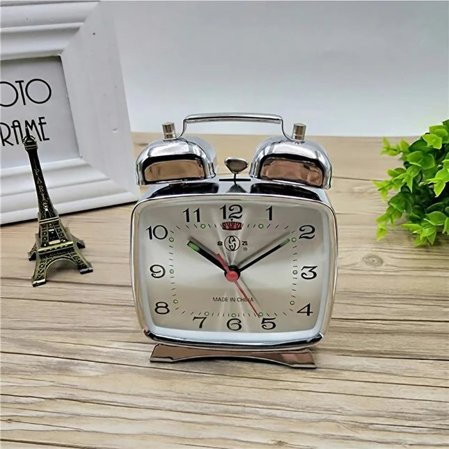 Kwadratowy mechaniczny budzik w stylu retro