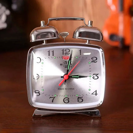 Kwadratowy mechaniczny budzik w stylu retro