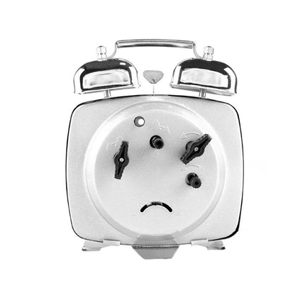 Kwadratowy mechaniczny budzik w stylu retro