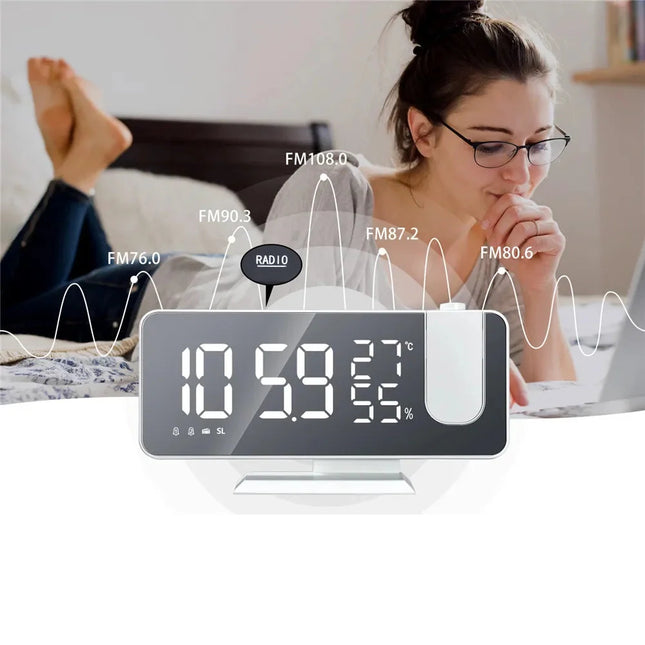 Biały radiobudzik z projektorem godziny