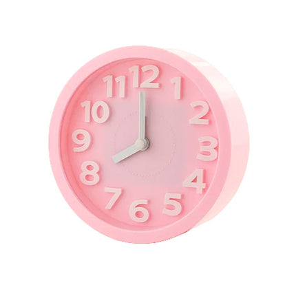 Klasyczny budzik analogowy na stolik nocny