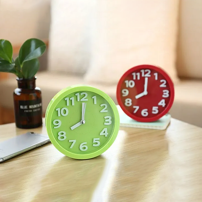 Klasyczny budzik analogowy na stolik nocny