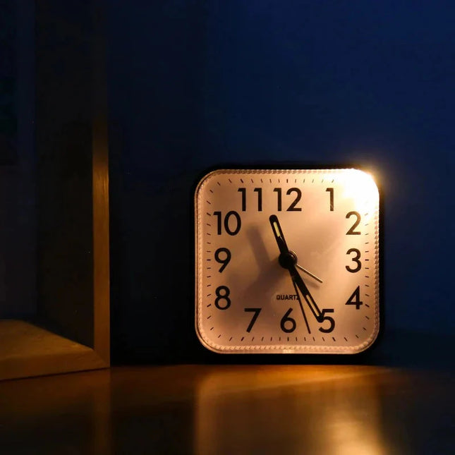 Analogowy budzik kwarcowy z podświetleniem tarczy