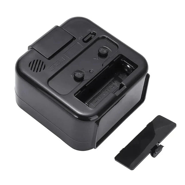 Cichy kwadratowy budzik z płynącym sekundnikiem