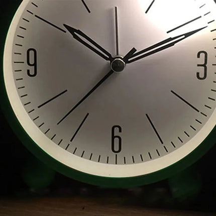 Mały cichy budzik analogowy podróżny