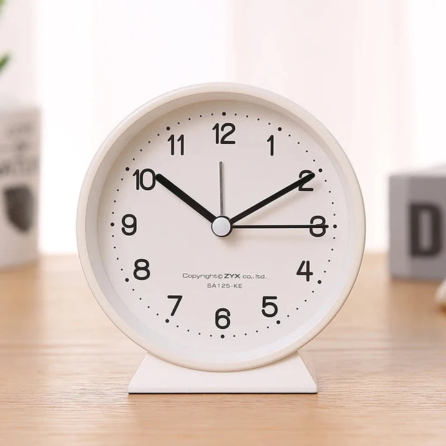 Cichy budzik analogowy na stolik nocny