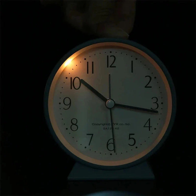 Cichy budzik analogowy na stolik nocny