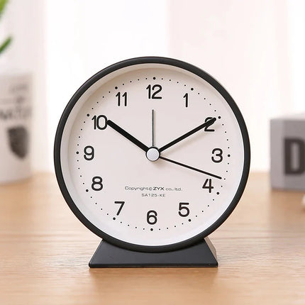 Cichy budzik analogowy na stolik nocny