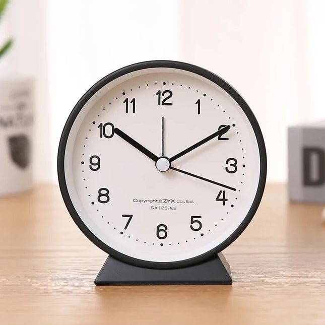 Cichy budzik analogowy na stolik nocny