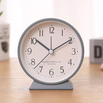 Cichy budzik analogowy na stolik nocny