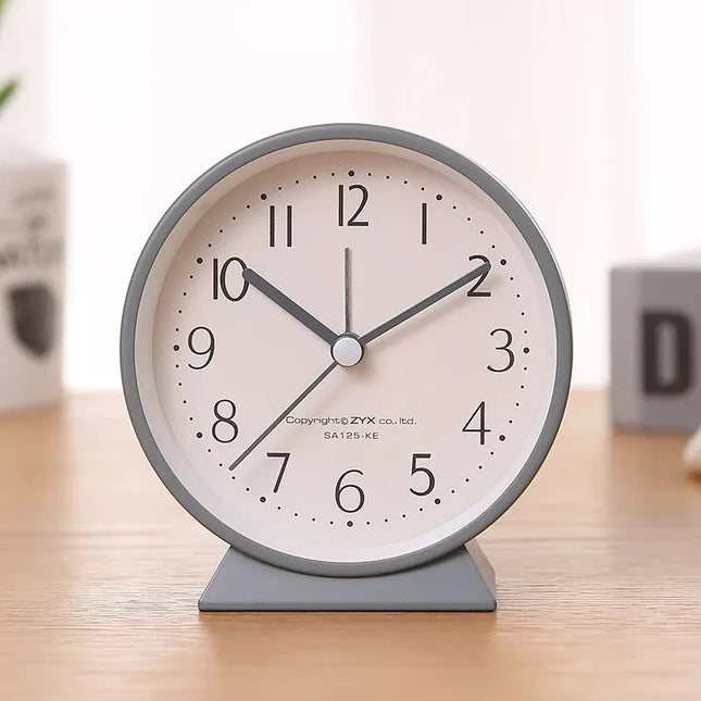 Cichy budzik analogowy na stolik nocny