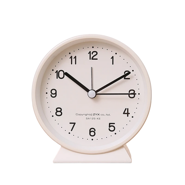 Cichy budzik analogowy na stolik nocny