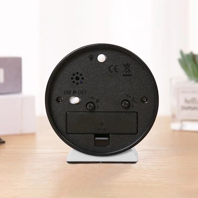 Cichy budzik analogowy na stolik nocny