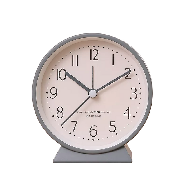 Cichy budzik analogowy na stolik nocny