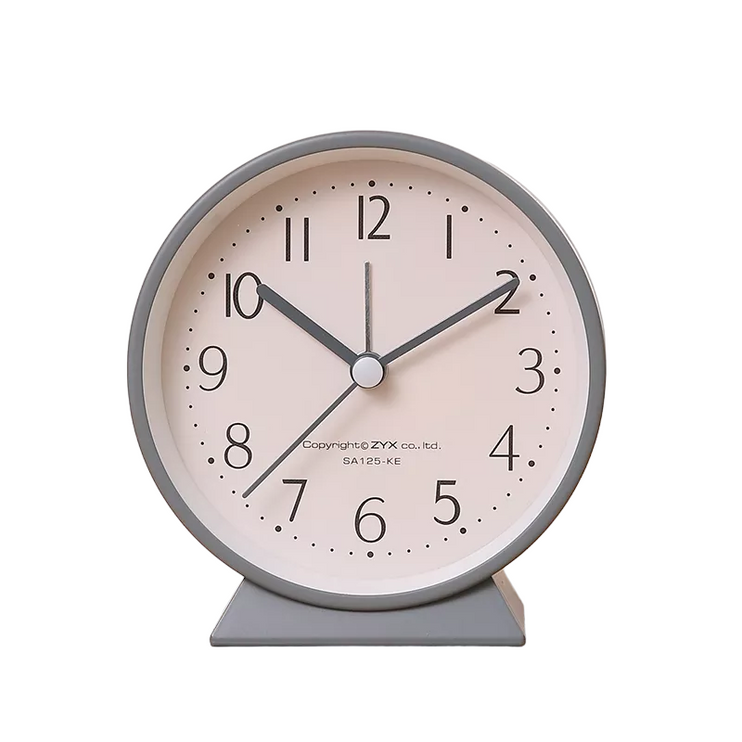 Cichy budzik analogowy na stolik nocny