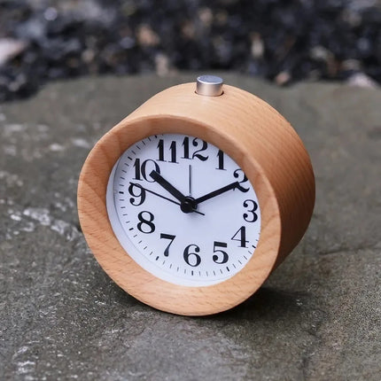 Okrągły drewniany budzik analogowy cichy