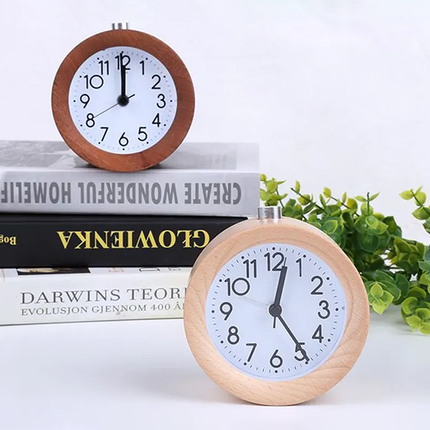 Klasyczny analogowy budzik w drewnie