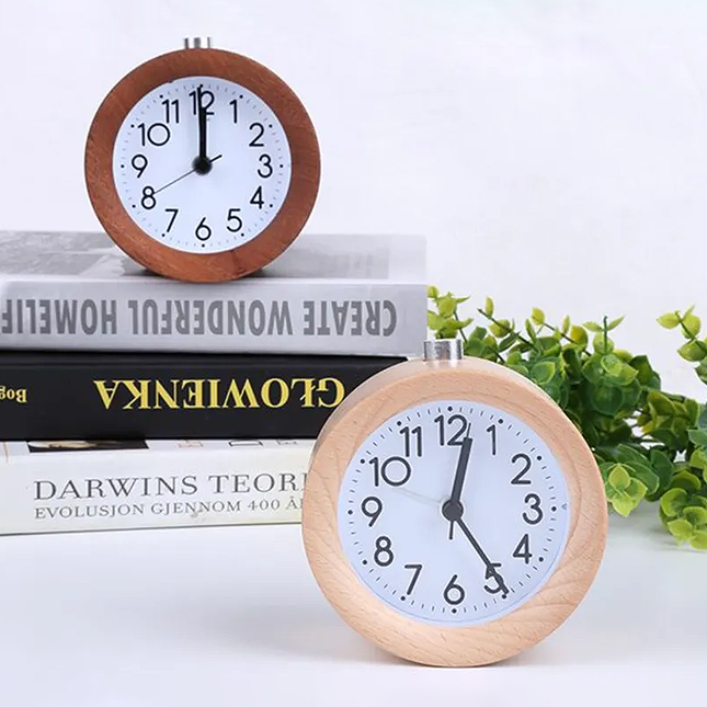 Klasyczny analogowy budzik w drewnie