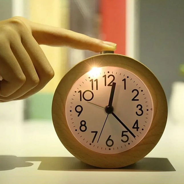 Klasyczny analogowy budzik w drewnie