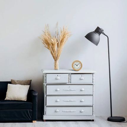 Klasyczny analogowy budzik w drewnie