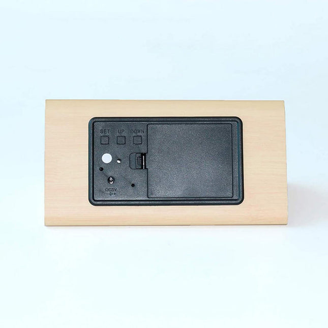 Trójkątny budzik cyfrowy w stylu drewna