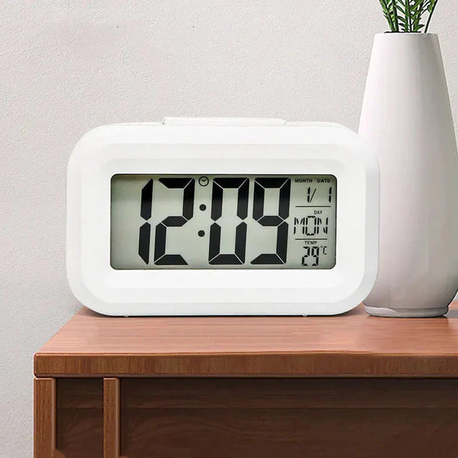 Mały budzik na baterie z podświetleniem