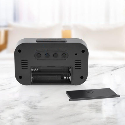 Mały budzik na baterie z podświetleniem