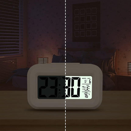 Mały budzik na baterie z podświetleniem