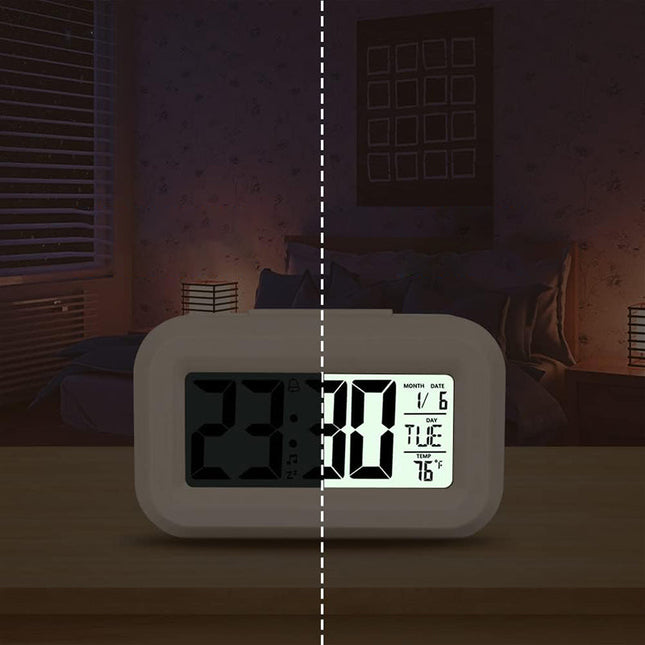 Mały budzik na baterie z podświetleniem