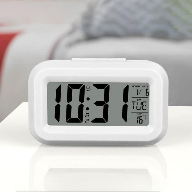 Mały budzik na baterie z podświetleniem